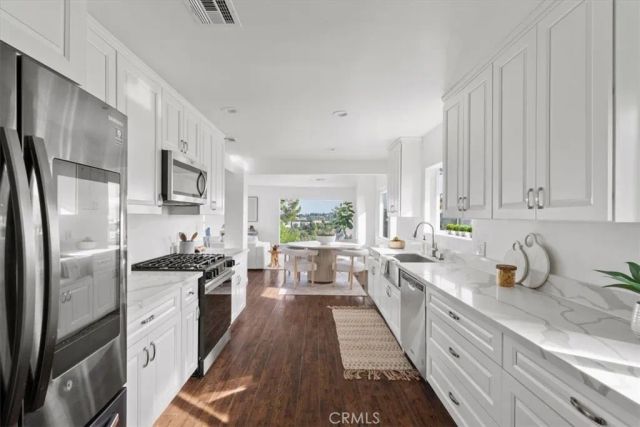 5160 Medina Road, Woodland Hills, CA 91364