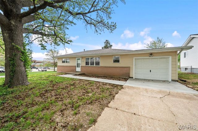 1201 Clearview Drive, St Charles, MO 63303