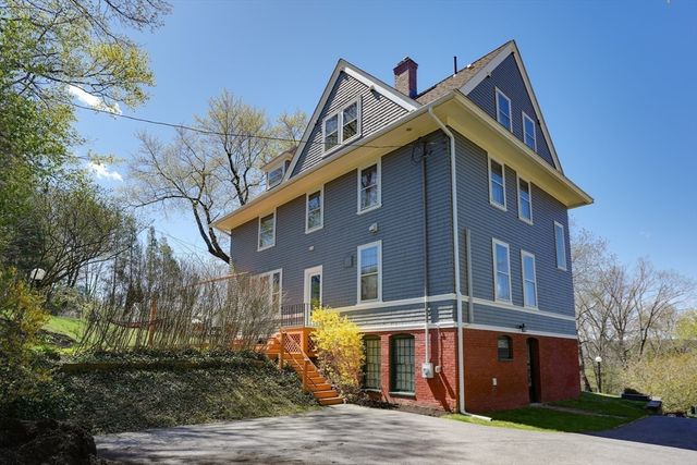 13 Maplewood Rd, Worcester, MA 01602
