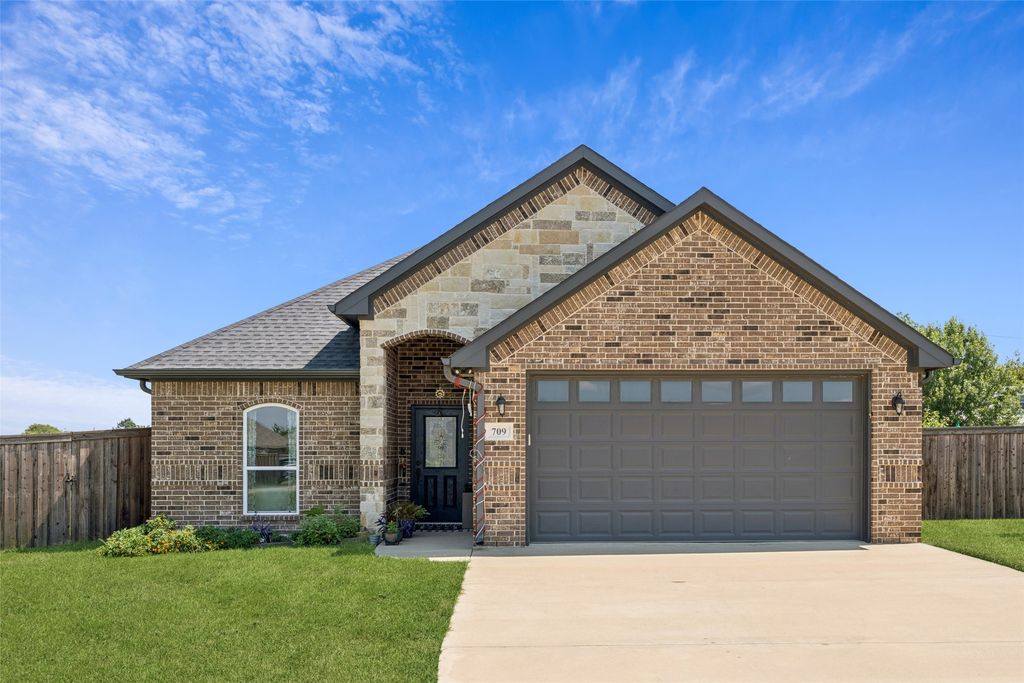 709 Coblestone Circle, Mabank, TX 75147