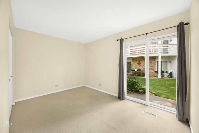1081 Courtland Drive 1081, Buffalo Grove, IL 60089