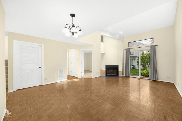 1081 Courtland Drive 1081, Buffalo Grove, IL 60089