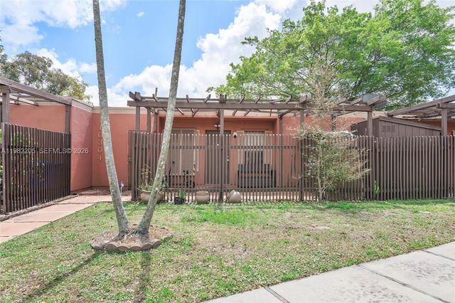 10304 Fairway Rd, Pembroke Pines, FL 33026