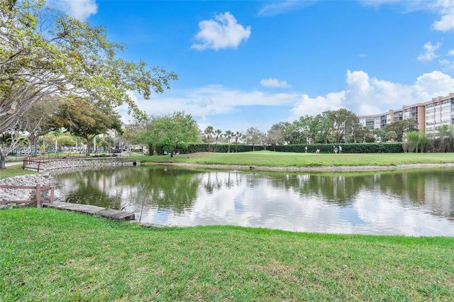 10304 Fairway Rd, Pembroke Pines, FL 33026