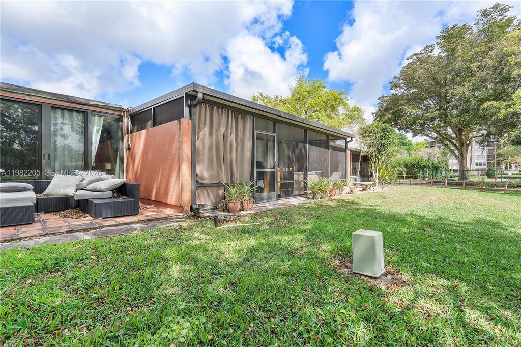 Image 42 of property listing at 10304 Fairway Rd, Pembroke Pines, FL 33026