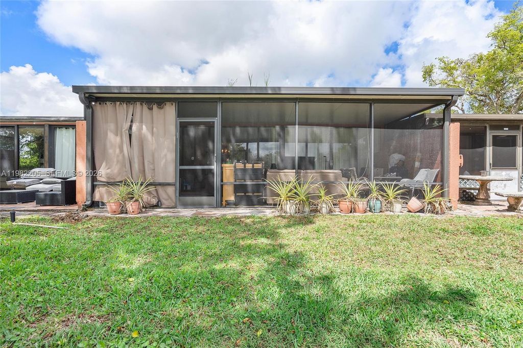 Image 48 of property listing at 10304 Fairway Rd, Pembroke Pines, FL 33026