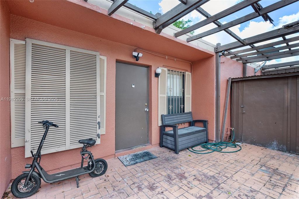 Image 6 of property listing at 10304 Fairway Rd, Pembroke Pines, FL 33026