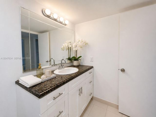 2801 NE 183rd St 208W, Aventura, FL 33160