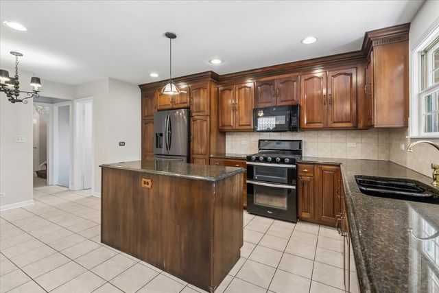 6533 N Christiana Avenue, Lincolnwood, IL 60712