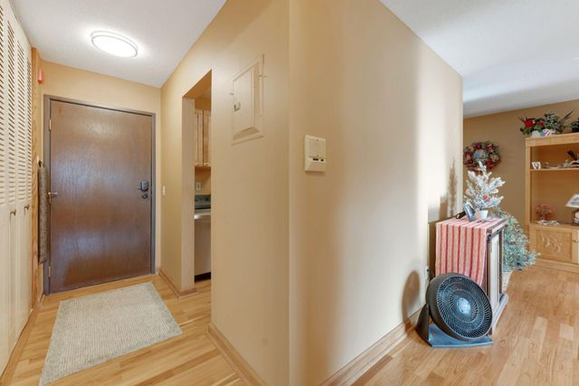 1304 W Medicine Lake Drive 323, Plymouth, MN 55441