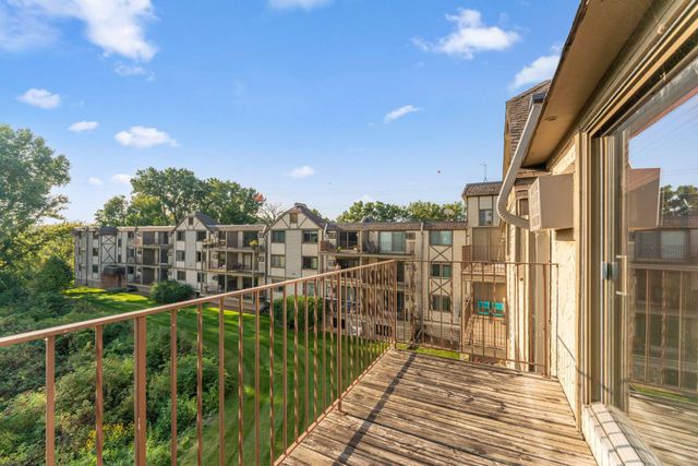 1304 W Medicine Lake Drive 323, Plymouth, MN 55441