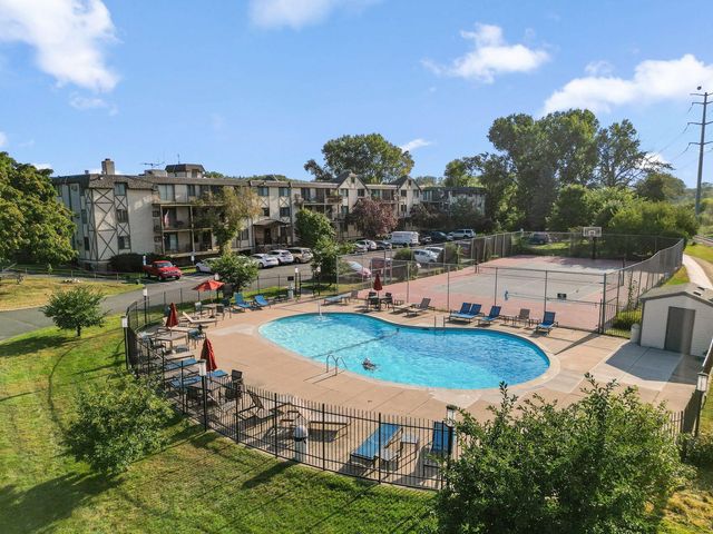 1304 W Medicine Lake Drive 323, Plymouth, MN 55441