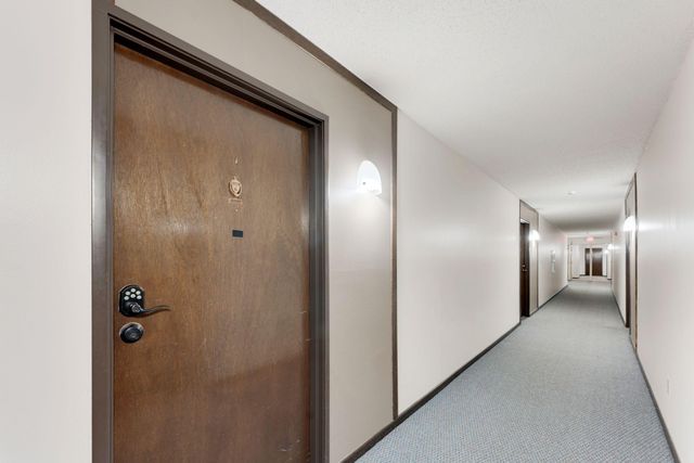 1304 W Medicine Lake Drive 323, Plymouth, MN 55441