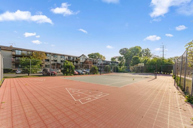 1304 W Medicine Lake Drive 323, Plymouth, MN 55441