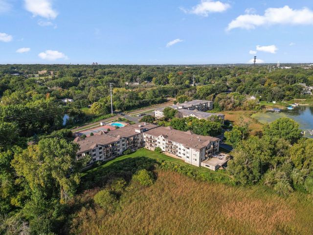 1304 W Medicine Lake Drive 323, Plymouth, MN 55441