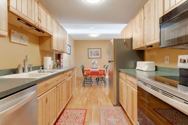 1304 W Medicine Lake Drive 323, Plymouth, MN 55441