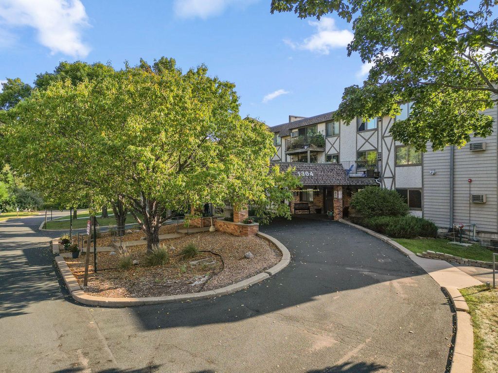 1304 W Medicine Lake Drive 323, Plymouth, MN 55441