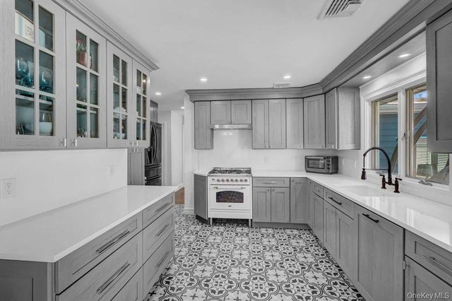 545 Mohawk E, West Hempstead, NY 11552