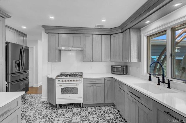 545 Mohawk E, West Hempstead, NY 11552
