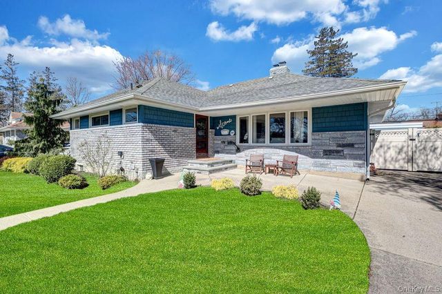 545 Mohawk E, West Hempstead, NY 11552