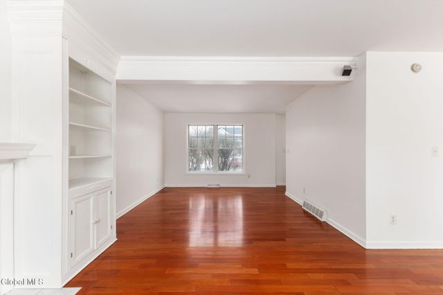 4 Deer Run, East Greenbush, NY 12144