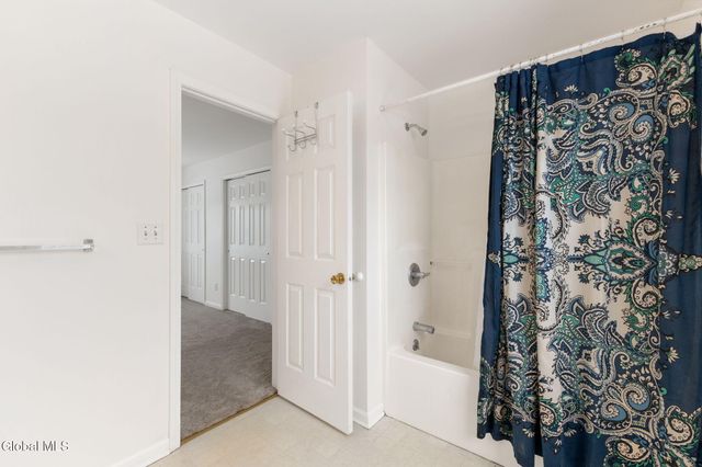 4 Deer Run, East Greenbush, NY 12144