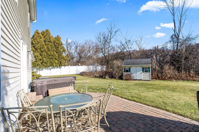 4 Deer Run, East Greenbush, NY 12144