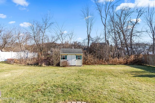 4 Deer Run, East Greenbush, NY 12144