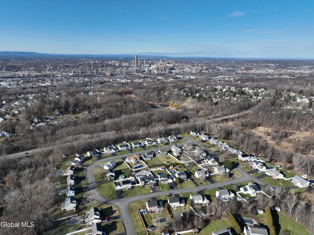 4 Deer Run, East Greenbush, NY 12144