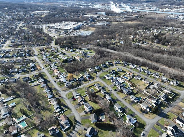 4 Deer Run, East Greenbush, NY 12144