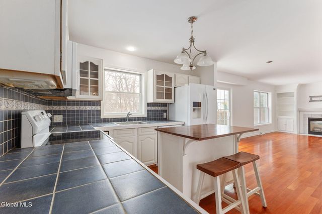 4 Deer Run, East Greenbush, NY 12144