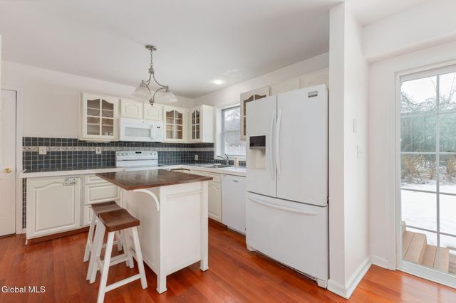 4 Deer Run, East Greenbush, NY 12144