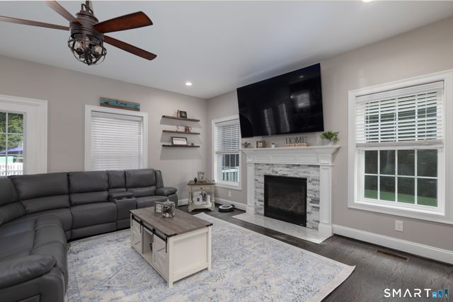 81 Evergreen Crossing, New Hartford, CT 06057