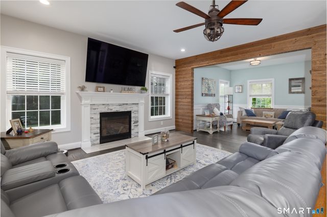 81 Evergreen Crossing, New Hartford, CT 06057