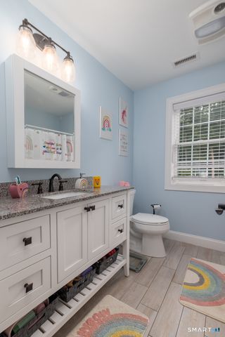 81 Evergreen Crossing, New Hartford, CT 06057