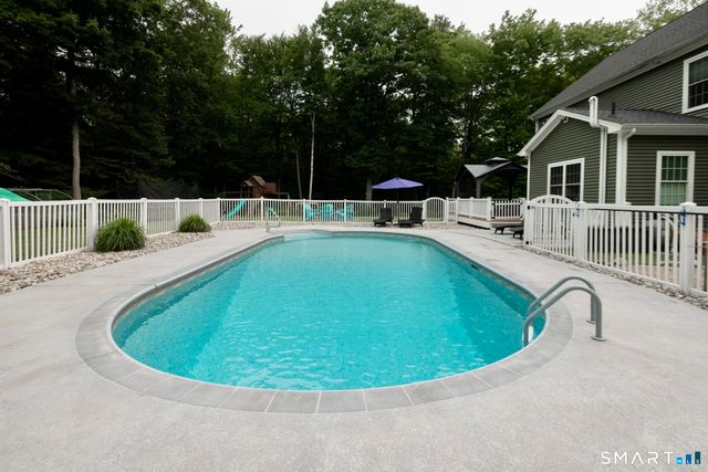 81 Evergreen Crossing, New Hartford, CT 06057