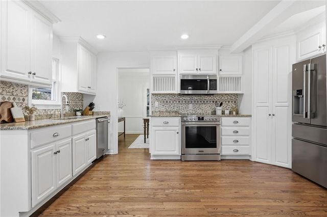 1263 W Gregory Boulevard, Kansas City, MO 64114