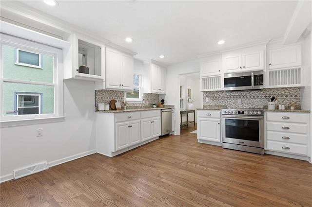 1263 W Gregory Boulevard, Kansas City, MO 64114