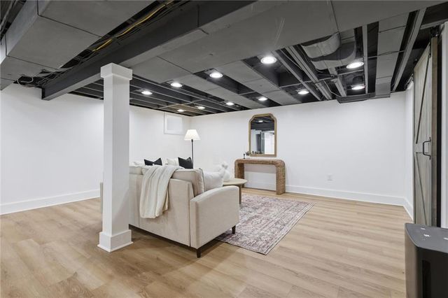 1263 W Gregory Boulevard, Kansas City, MO 64114