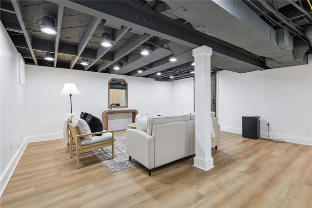 1263 W Gregory Boulevard, Kansas City, MO 64114