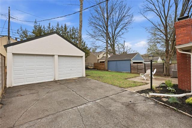 1263 W Gregory Boulevard, Kansas City, MO 64114