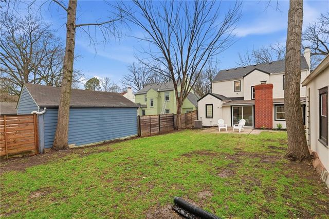 1263 W Gregory Boulevard, Kansas City, MO 64114