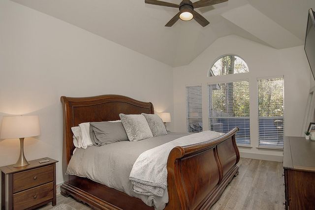 182 N Valley Oaks Circle, The Woodlands, TX 77382