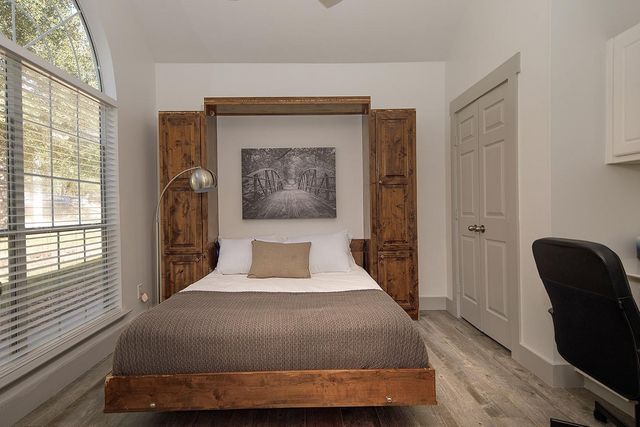 182 N Valley Oaks Circle, The Woodlands, TX 77382