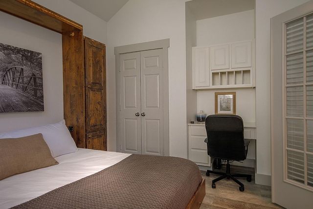 182 N Valley Oaks Circle, The Woodlands, TX 77382