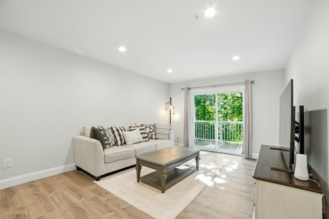 2 Sabrina Way C, Agawam, MA 01001