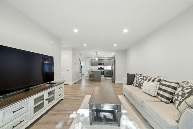 2 Sabrina Way C, Agawam, MA 01001