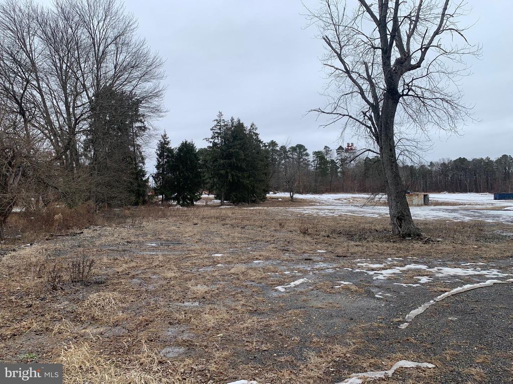 Image 4 of property listing at 303 TANSBORO RD, Berlin, NJ 08009