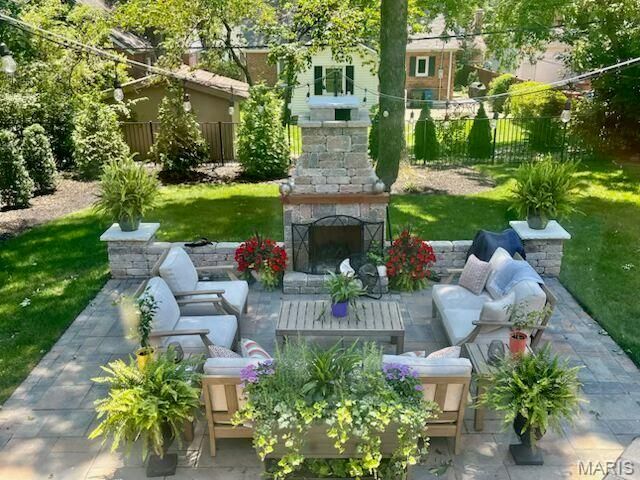 1012 Nolan Drive, Glendale, MO 63122