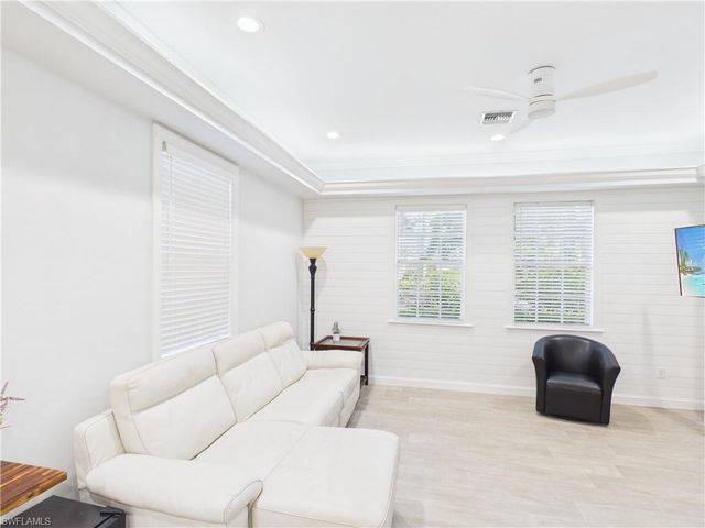 6072 Polly AVE, Naples, FL 34112